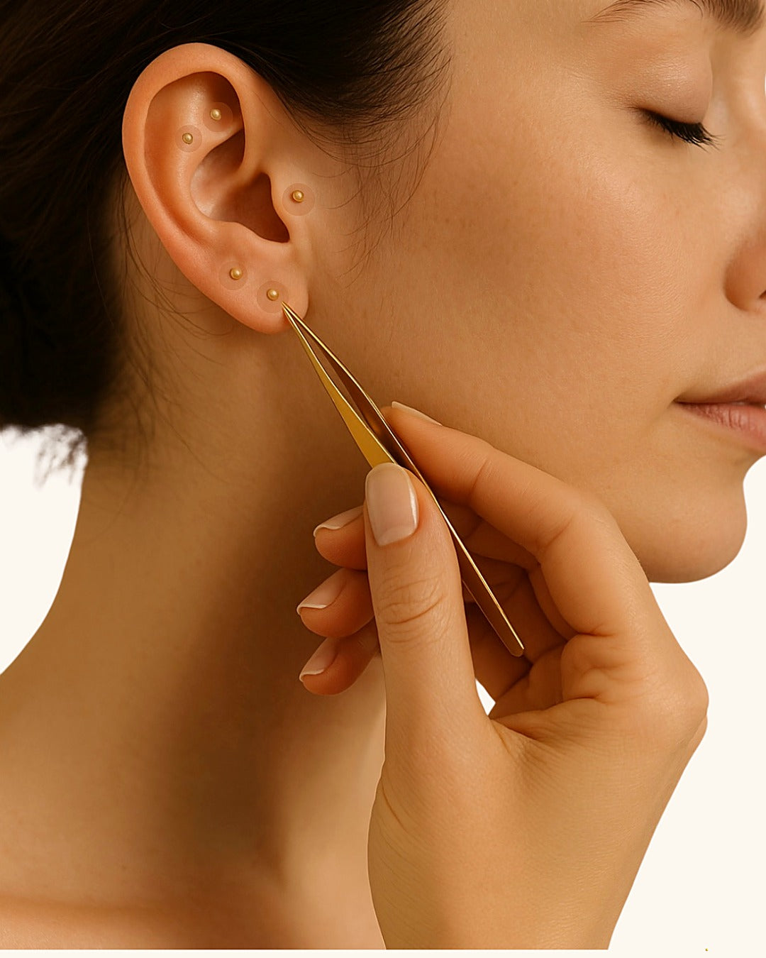 Kit Féminin Ora : application d'une graine auriculaire dorée sur l'oreille