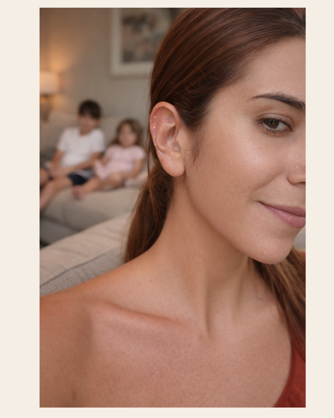 Ora Healing - femme avec ear seeds en ambiance famille
