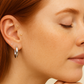 Ora Healing - oreille rousse close-up avec ear seeds posées